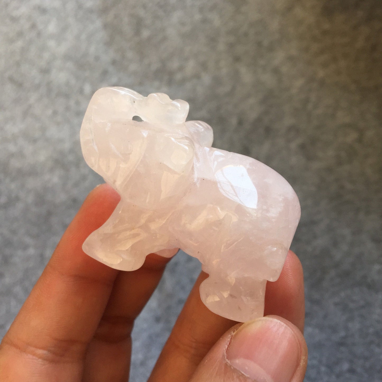 Elefante hecho a mano de cuarzo rosa