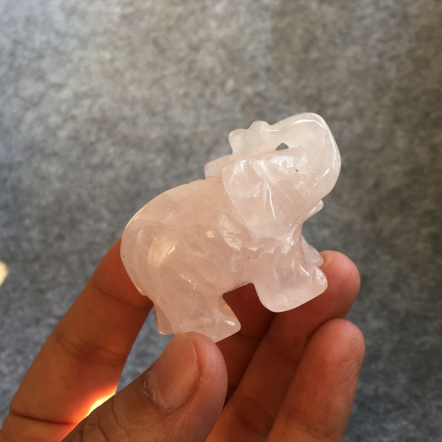 Elefante hecho a mano de cuarzo rosa