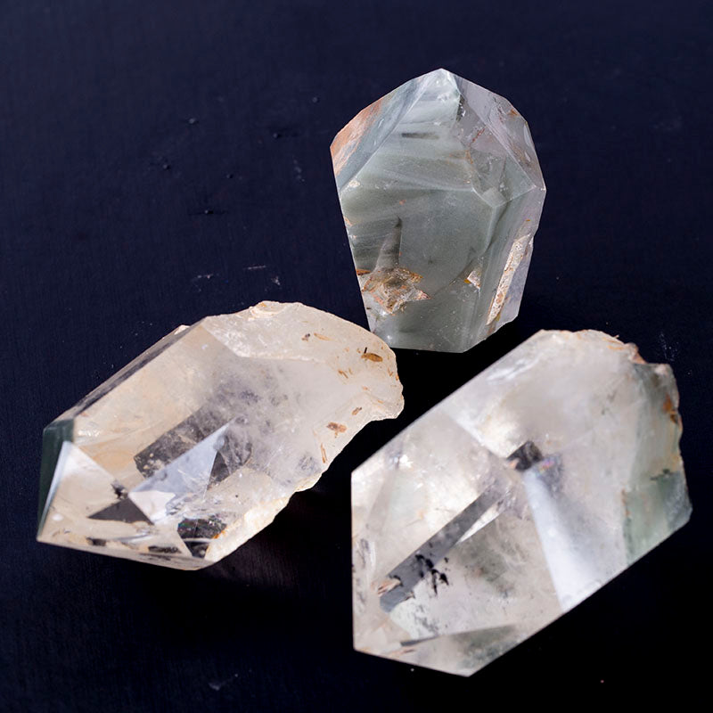 Venta al por mayor de puntos de curación de cristal de varita fantasma fantasma verde pulido de cuarzo Natural