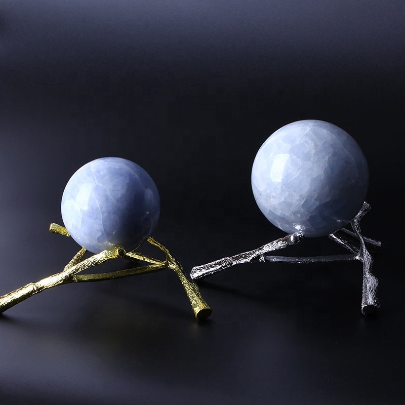 La esfera de cristal de la bola de cristal de piedra alfall cuadrada azul es decorativa