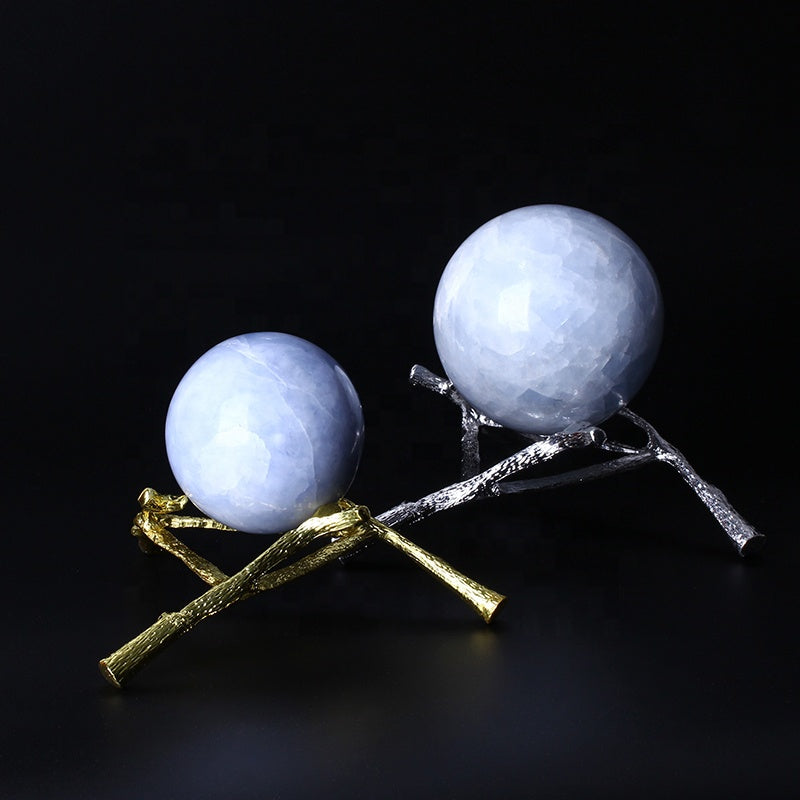 La esfera de cristal de la bola de cristal de piedra alfall cuadrada azul es decorativa