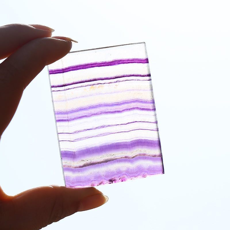 La rodaja de cristal de fluorita arcoíris es colgante