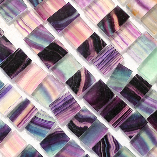 La rodaja de cristal de fluorita arcoíris es colgante