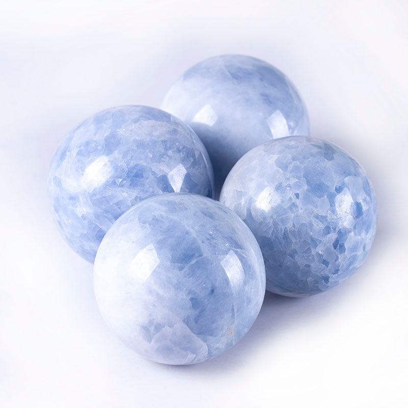 Hermosa bola de cristal de cianita natural es Feng Shui.