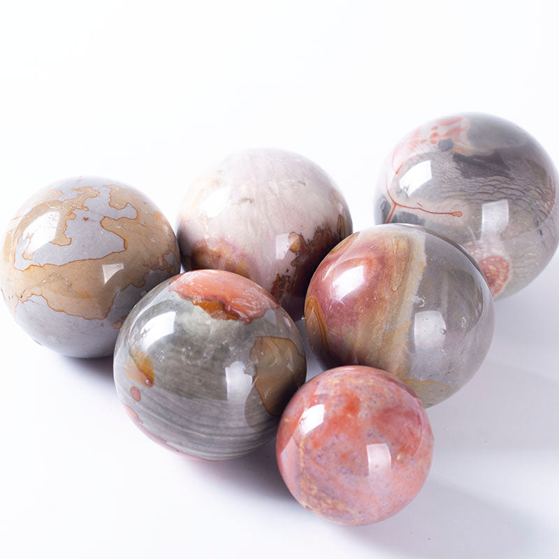 Bola de cristal de agua clara del océano multicolor natural