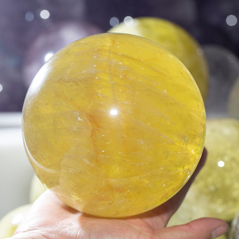 Bola de cristal esférica de cristal cítrico.