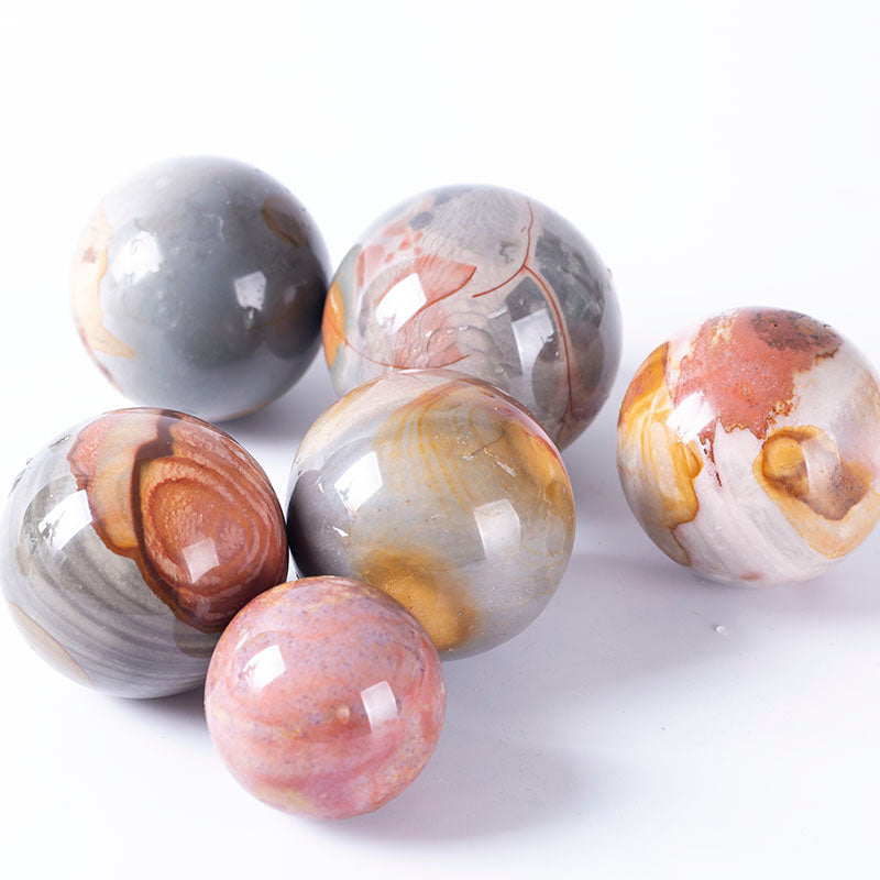 Bola de cristal de agua clara del océano multicolor natural