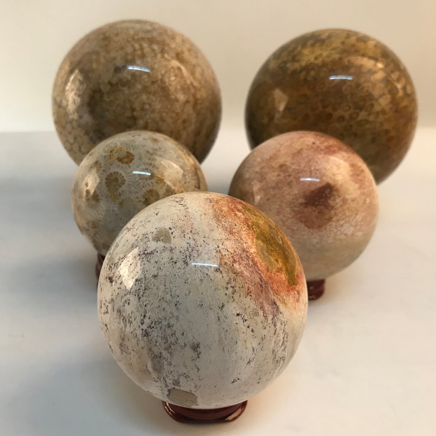 wholesale Esfera de piedra de cristal natural Bolas de cristal de jade de coral pulido para decoración
