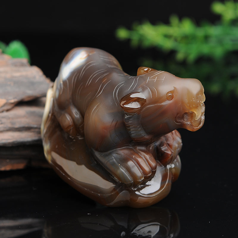 Oriental natural chalcedony tiger hand play tiger tiger Shengwei jade play ornament jade hand play belt
