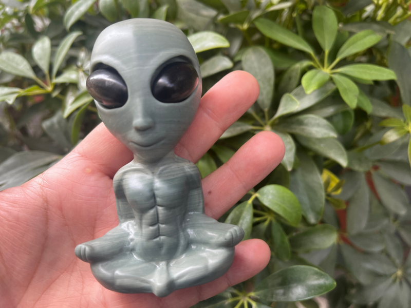 1pc Natural Lushan jade Quartz Hand Carved Alien Skull Crystal Reiki Heal Gift