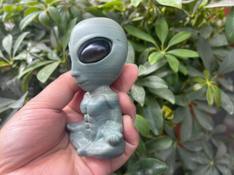 1pc Natural Lushan jade Quartz Hand Carved Alien Skull Crystal Reiki Heal Gift