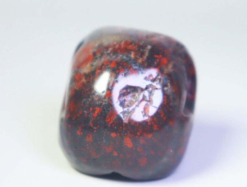 Natural Red Flower Fort Quartz Crystal Palm Stone Carved Skull Healing - China