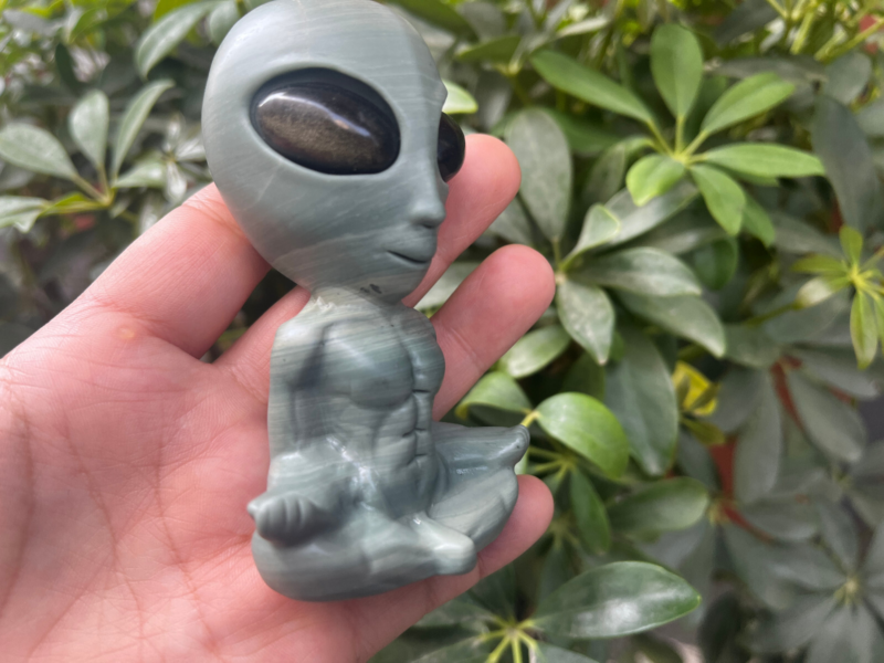 1pc Natural Lushan jade Quartz Hand Carved Alien Skull Crystal Reiki Heal Gift