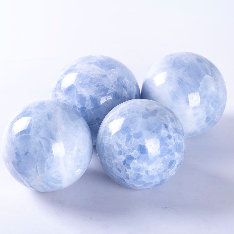 Hermosa bola de cristal de cianita natural es Feng Shui. 