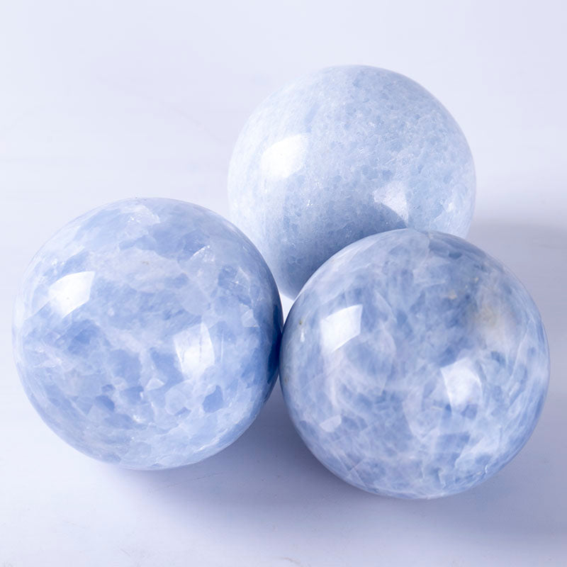 Hermosa bola de cristal de cianita natural es Feng Shui. 