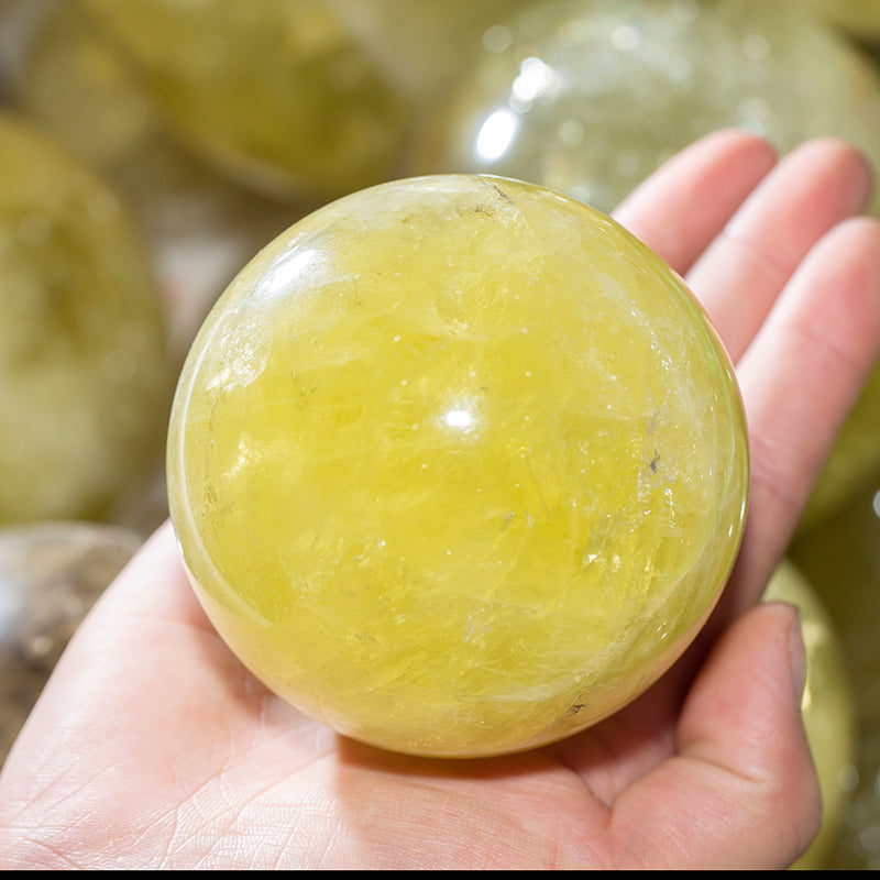 Bola de cristal esférica de cristal cítrico.