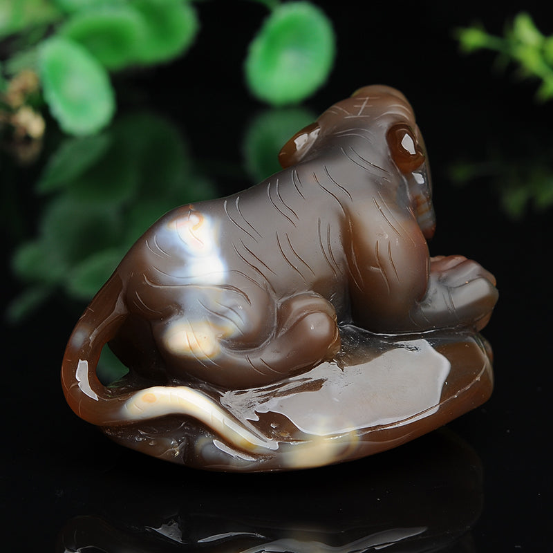 Oriental natural chalcedony tiger hand play tiger tiger Shengwei jade play ornament jade hand play belt