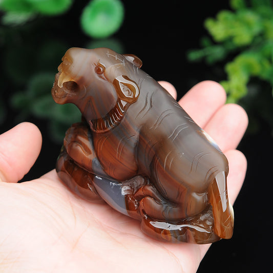 Oriental natural chalcedony tiger hand play tiger tiger Shengwei jade play ornament jade hand play belt