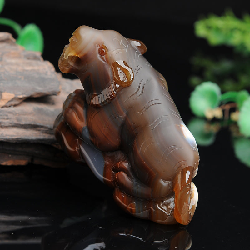 Oriental natural chalcedony tiger hand play tiger tiger Shengwei jade play ornament jade hand play belt